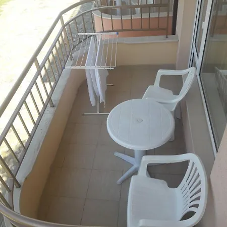 Black Sea - Breakfast, Pool & Free Parking 호텔 3*