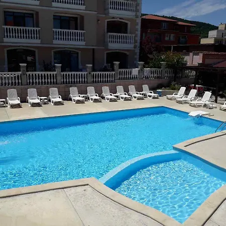 Black Sea - Breakfast, Pool & Free Parking Hotell 3*