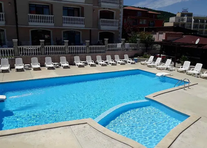 Black Sea - Breakfast, Pool & Free Parking 酒店 3*