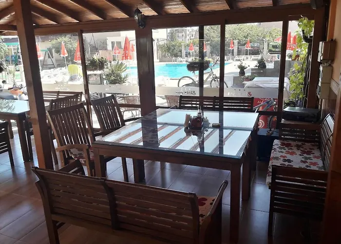 Black Sea - Breakfast, Pool & Free Parking 酒店 3*