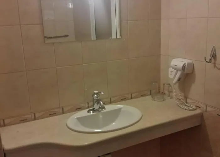 Black Sea - Breakfast, Pool & Free Parking 奥布佐尔